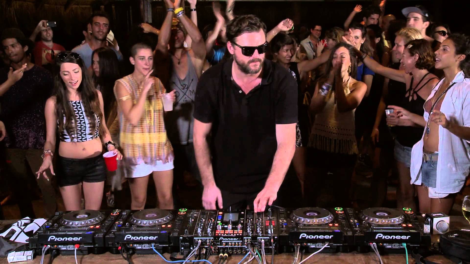 Μόνο σε λεωφορεία θα κάνει πλέον πάρτι το boiler room, για να κοιτάζουν