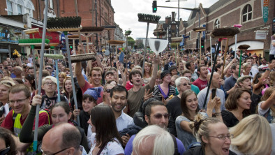 Συνεχίστηκε σήμερα το πρωί το Block Party της Στέγης, χιλιάδες νέοι σκούπισαν ειρωνικά τους δρόμους του Νέου Κόσμου