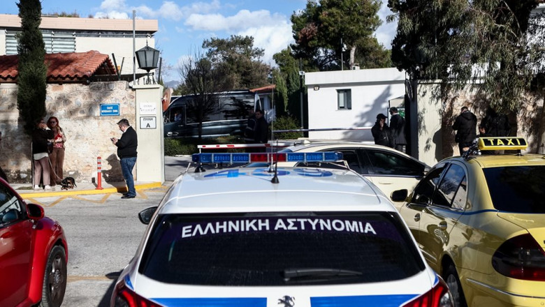 Αλλεπάλληλες ελεγχόμενες εκρήξεις από το πρωί στο Κολλέγιο Αθηνών, εντοπίστηκαν ύποπτα σακίδια με βιβλία της Α' Λυκείου