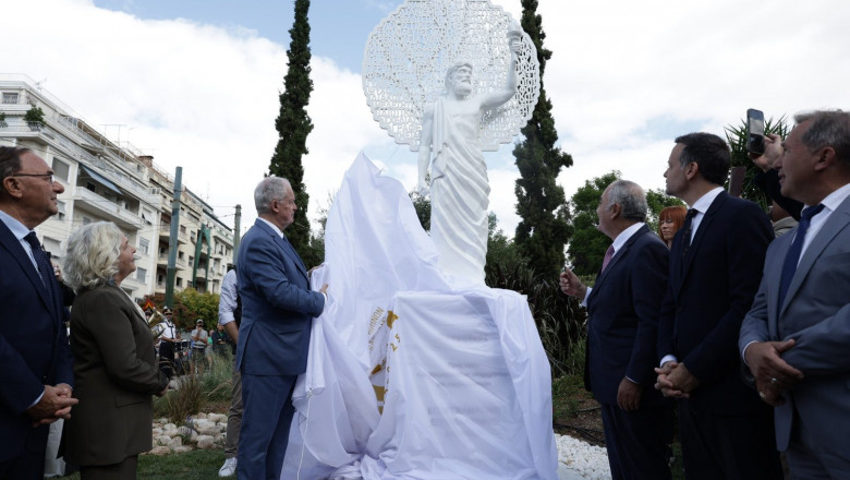 Συμπλήρωσε και το «Πρόεδρος της Δημοκρατίας» ο Κωνσταντίνος Τασούλας στα μικρομεσαία επαγγέλματα πάνω στο άγαλμα του Προμηθέα στο πεδίο του Άρεως