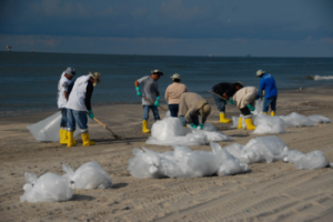 Deepwater_horizon_beach_cleanup
