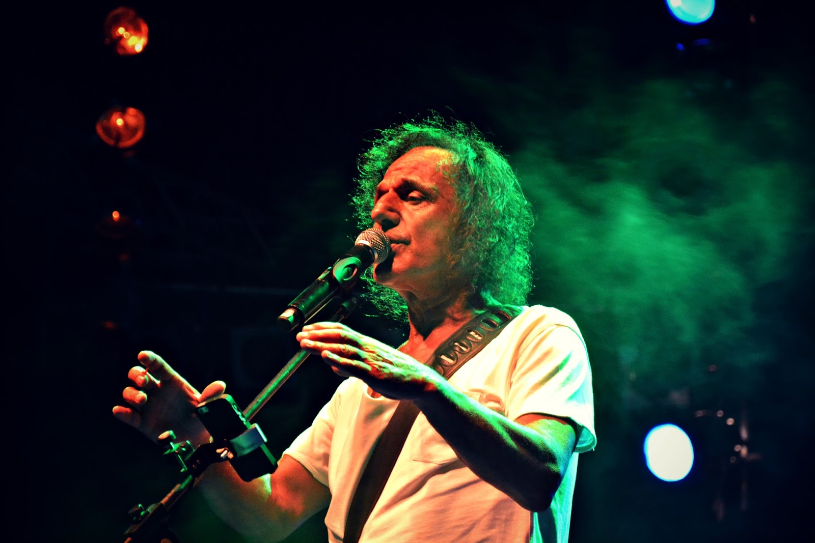 Με τη μύτη οδηγεί πλέον ο Βασίλης Παπακωνσταντίνου όταν στρίβει τσιγάρο