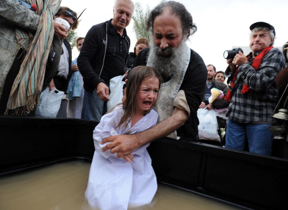 Τα συγχαρητήρια του Πρωθυπουργού δέχτηκε παπάς-ήρωας που ειδικεύεται σε βαπτίσεις παιδιών που δεν συνεργάζονται