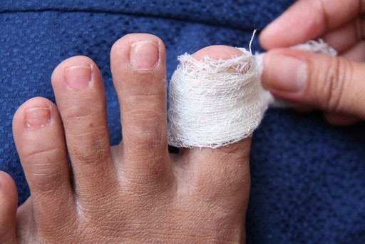 670px-Bandage-Fingers-or-Toes-Step-6