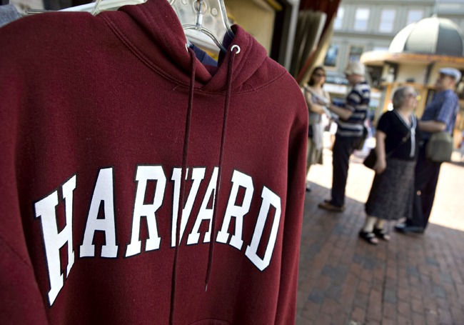 Πέρασε επιτέλους τη Δευτέρα Λυκείου 20χρονος που φοράει διαρκώς φούτερ του Harvard