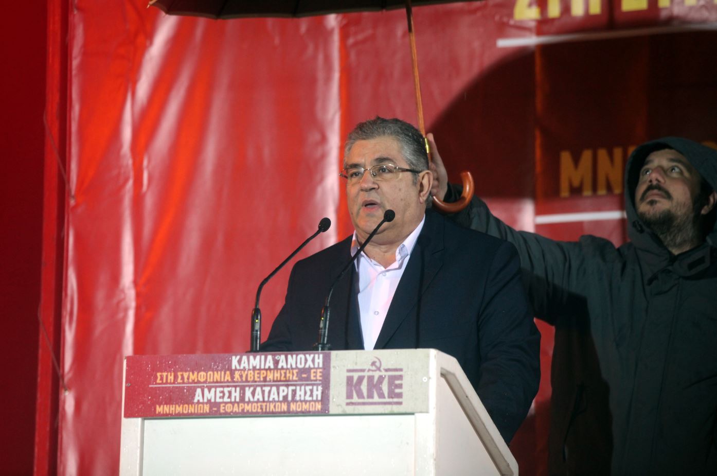Κάτοχος διδακτορικού ο 28χρονος που κρατούσε την ομπρέλα του Δ. Κουτσούμπα στην ομιλία της Παρασκευής