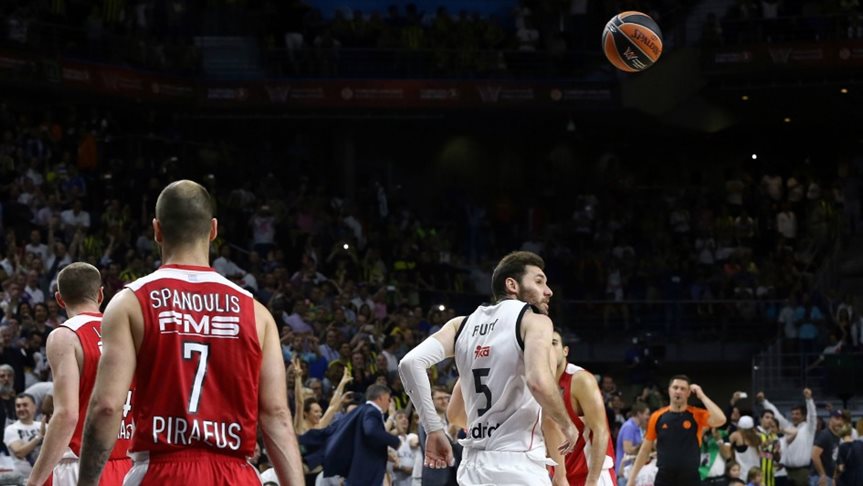 Σε λαϊκό προσκύνημα από αύριο η μπάλα που χτύπησε στο κεφάλι τον Ρούντι Φερνάντεθ