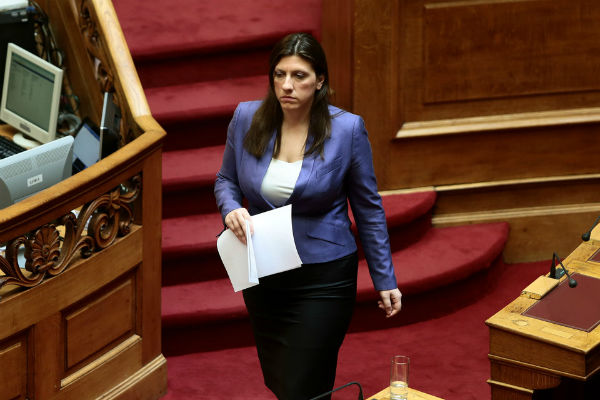 Με το αριστερό πόδι έκανε ποδαρικό στο νέο σπίτι της ξαδέλφης της η Ζ. Κωνσταντοπούλου