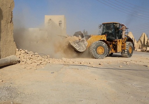 2B8BB76E00000578-3204584-Destruction_Shocking_new_images_show_ISIS_fighters_using_a_bulld-a-56_1440155243151