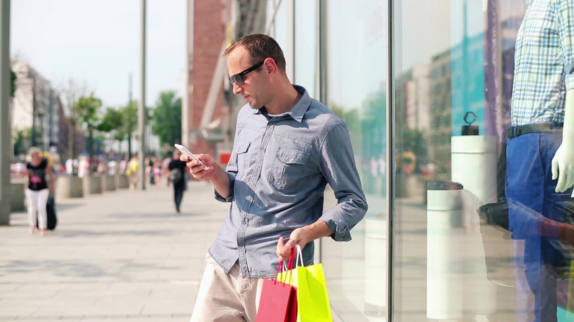 4 простых способа. Мужчина с смартфоном для рекламу в магазин. Люди со смартфонами на улице фото. Shopping man обои. Online shopping man обои.