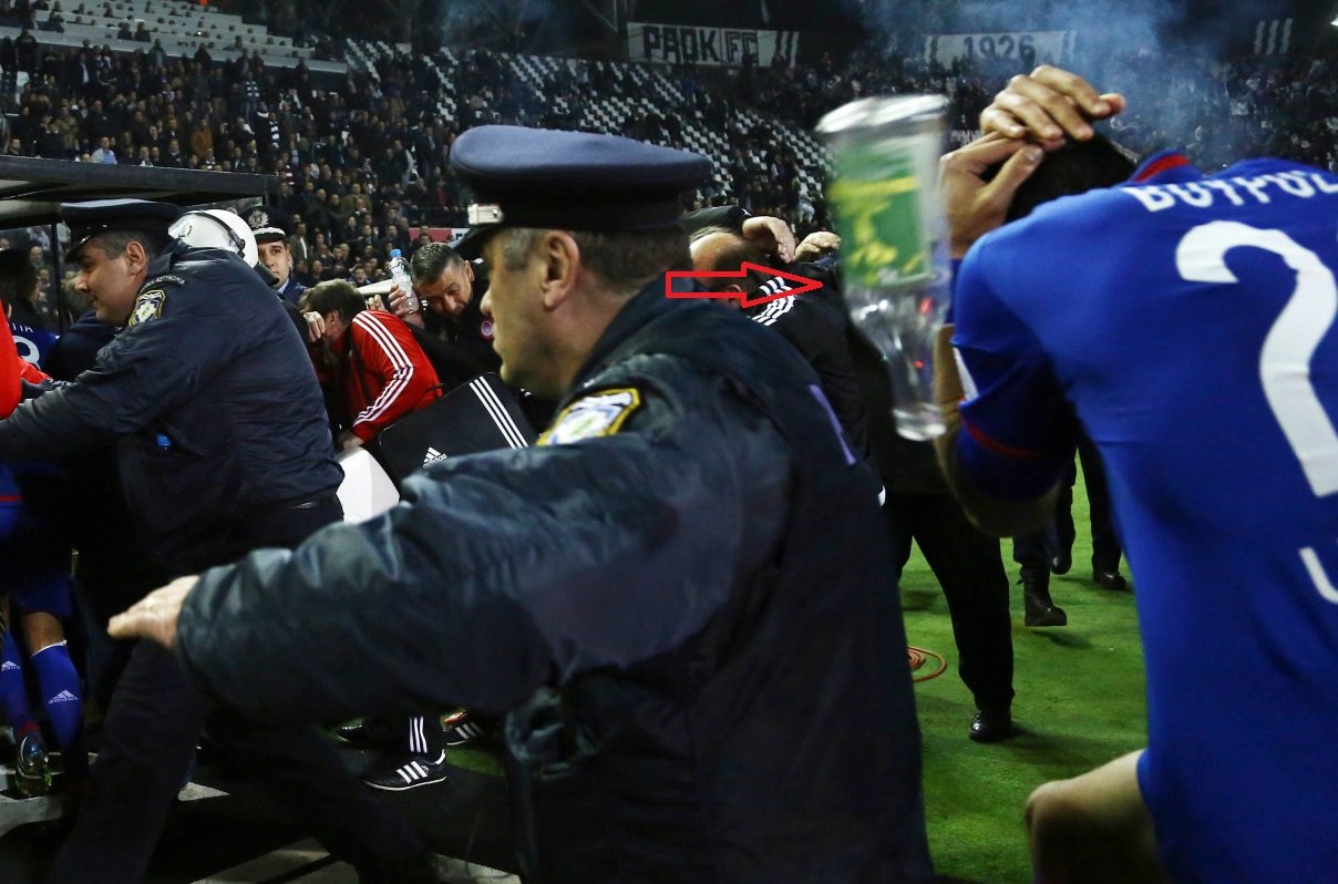 Ανατριχιαστικό: Ιπτάμενο μπουκάλι ρετσίνα, αόρατο με γυμνό μάτι, εμφανίζεται σε όλες τις φωτογραφίες από την Τούμπα
