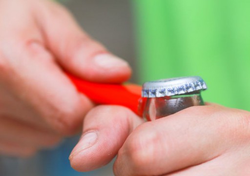 aid148879-728px-Open-a-Beer-Bottle-with-a-Lighter-Step-11