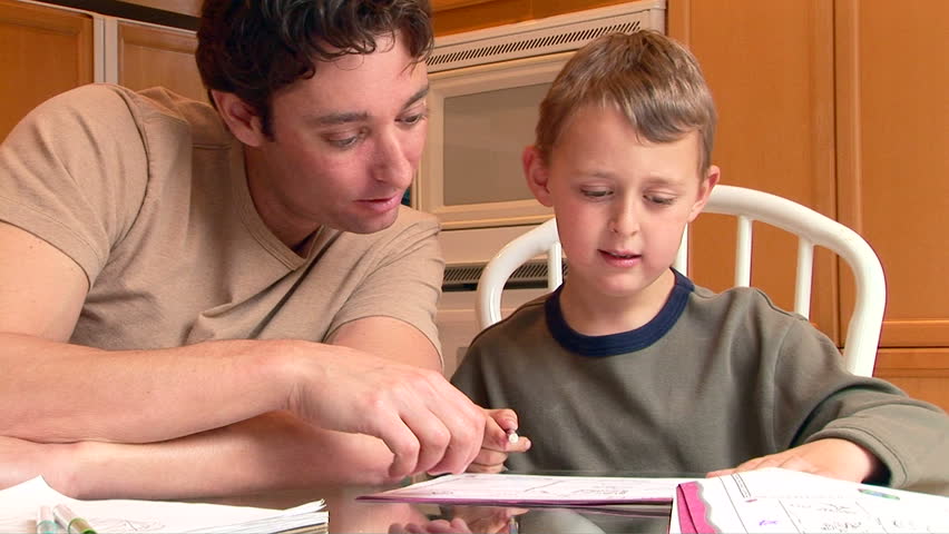 Πατέρας μαθαίνει από τώρα στο γιο του να διαβάζει απλήρωτους λογαριασμούς στο τραπέζι της κουζίνας