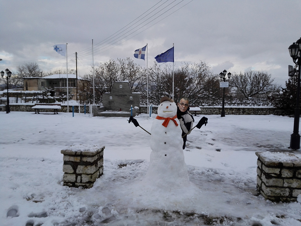 Στενοχωρημένος ο Γ. Μουζάλας φτιάχνει χιονάνθρωπο σε καταυλισμό προσφύγων