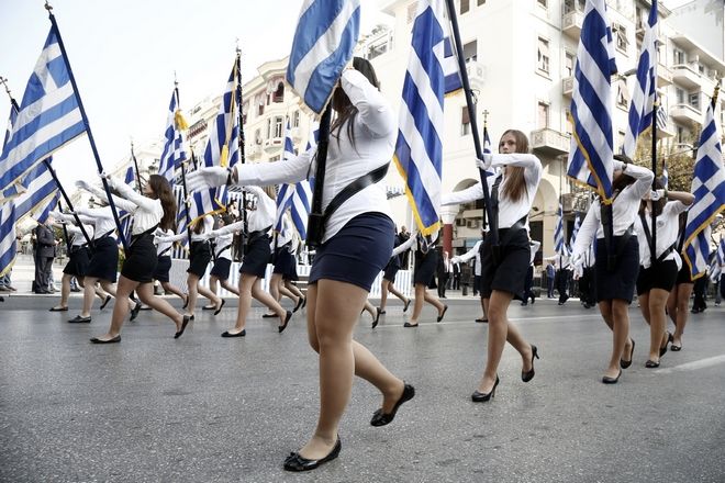 Έξαλλοι οι αριστούχοι μαθητές της χώρας, συνειδητοποίησαν ότι γίνονται ακόμα παρελάσεις