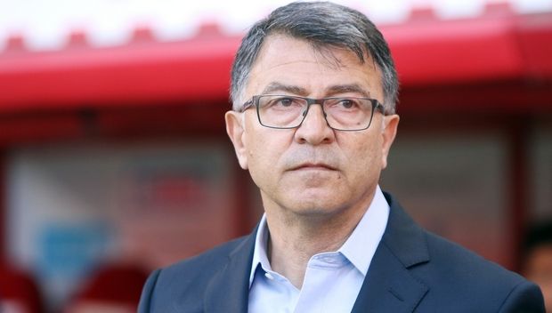 Στο μόνιμο δωμάτιό του στο προπονητήριο του Ρέντη θα συνεχίσει να μένει ο Τάκης Λεμονής