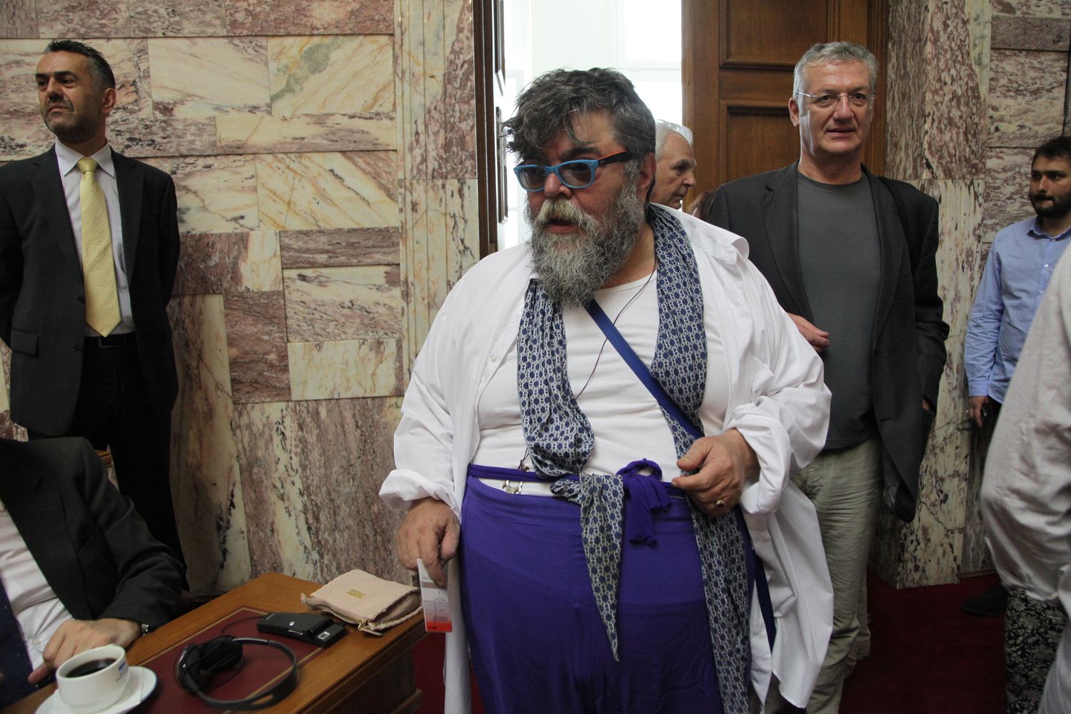 Άλλη μια μέρα που ο Σταμάτης Κραουνάκης κυκλοφορεί δημόσια με τις πιτζάμες του