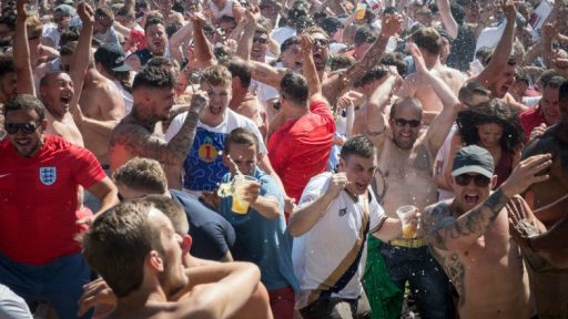 a-england-fans-celebrate-784x441