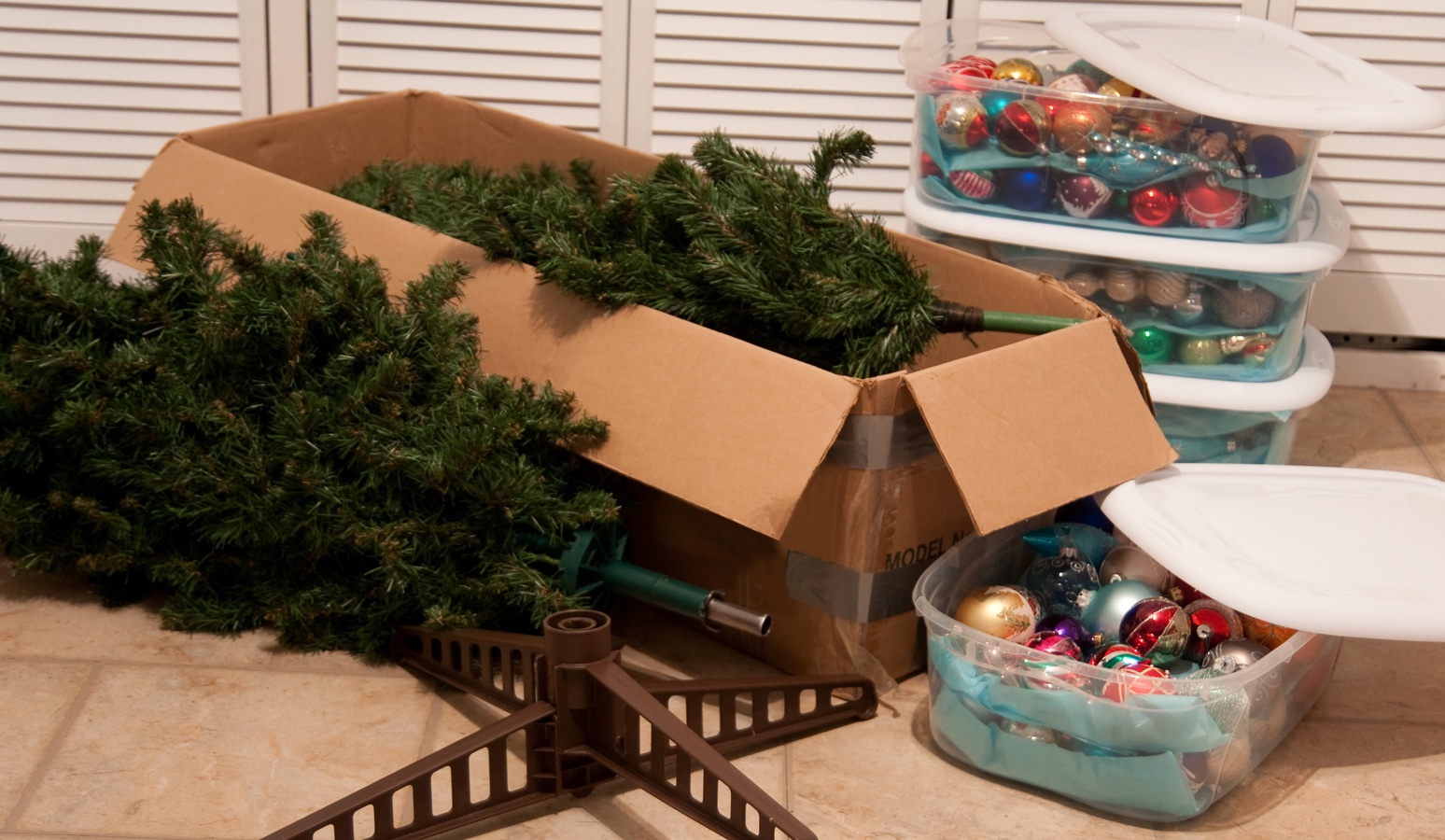 Ιδιαίτερα στεναχωρημένο χριστουγεννιάτικο δέντρο, αναρωτιέται τι έκανε λάθος και κατέληξε πάλι στο πατάρι