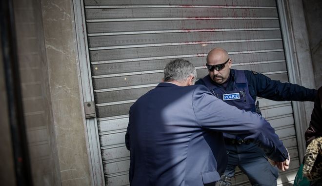Με μόνιμη παρουσία μπάντας που θα παίζει το θέμα του Μπένι Χιλ θα κινούνται πλέον τα μέλη της ΠΟΕΔΗΝ