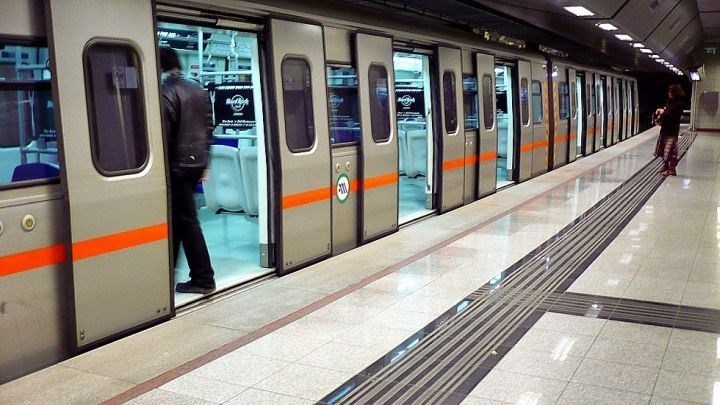 36χρονος εξακολουθεί να πιστεύει πως η πόρτα του μετρό δεν ανοίγει αν δεν πατήσεις το κουμπί