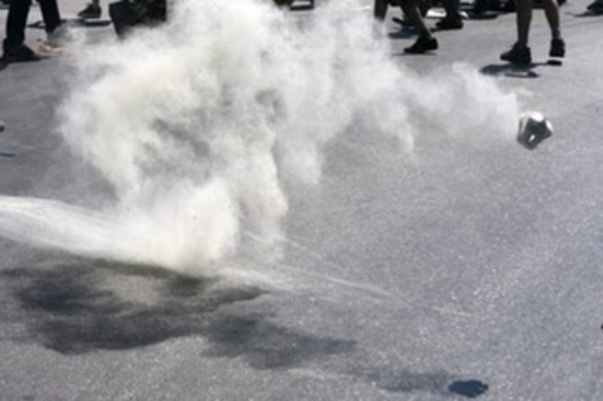 34 δακρυγόνα έσβησε για τα γενέθλιά του 34χρονος άνδρας των ΜΑΤ