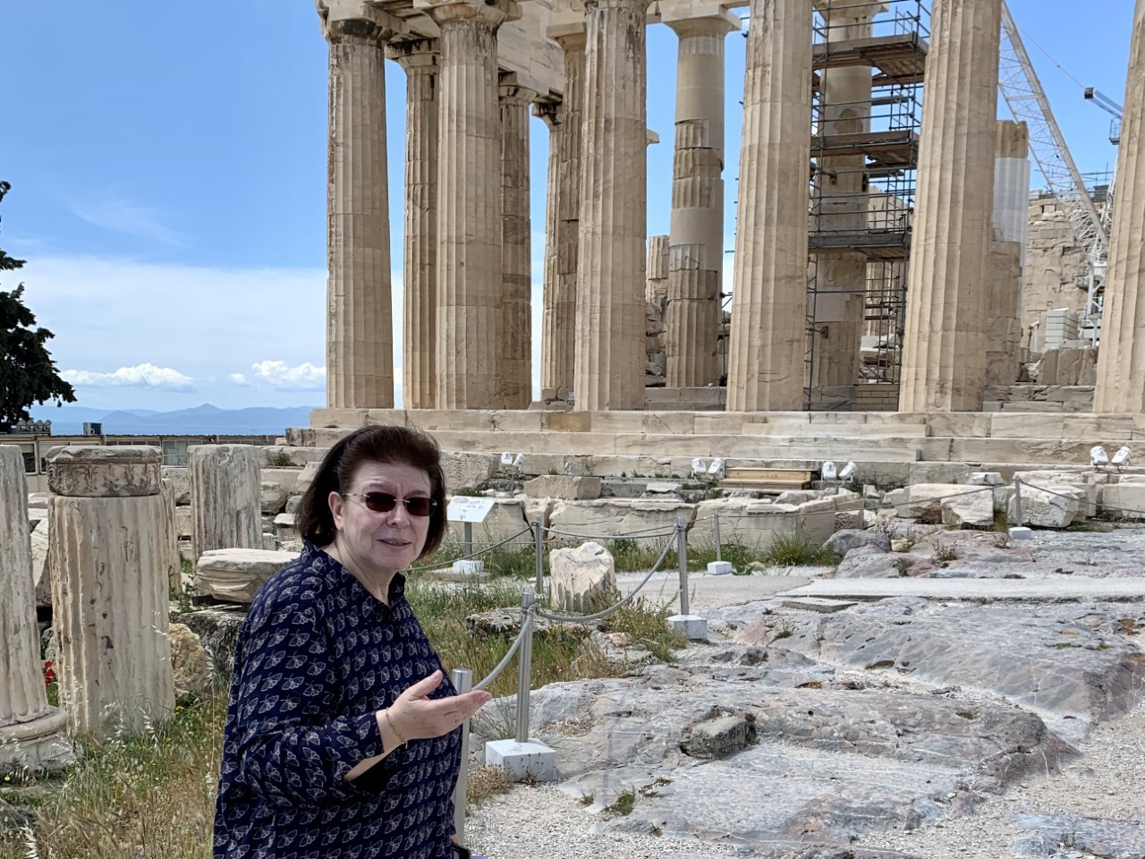 Με ομοιώματα της Λίνας Μενδώνη θα αντικατασταθούν άμεσα οι Καρυάτιδες