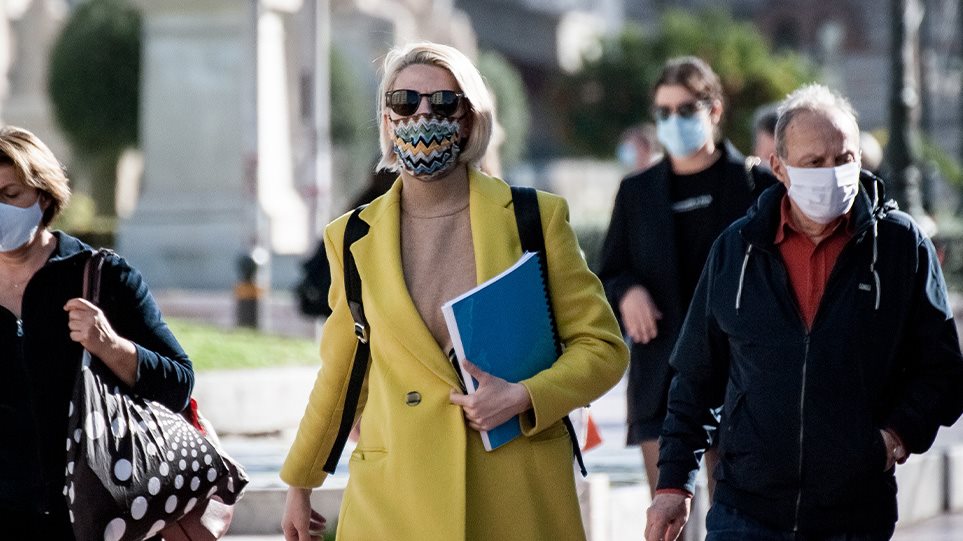 Επίλεκτο σώμα αστυνομικών αφαιρεί από νωρίς το πρωί τις μάσκες σε όσους τις φοράνε σε εξωτερικό χώρο