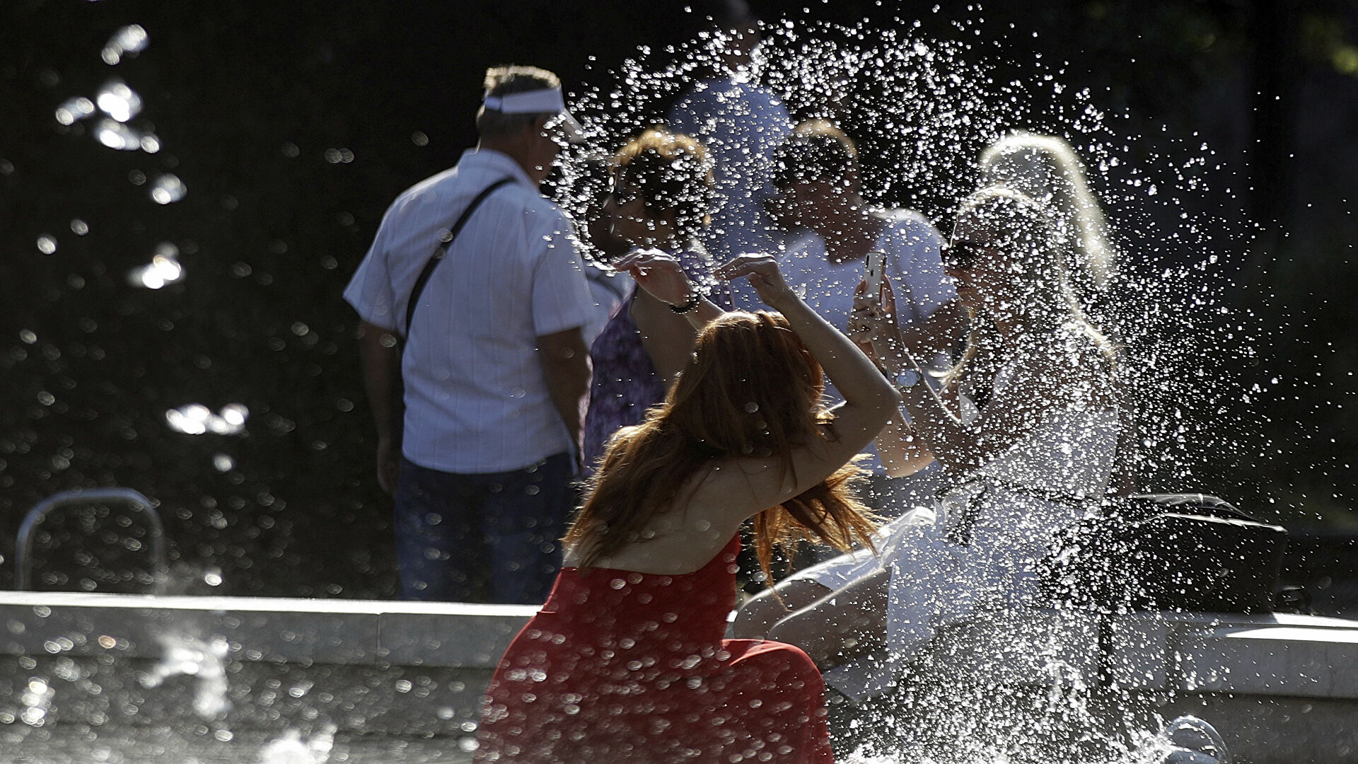 Aπολύθηκε δημοσιογράφος που δεν έβαλε φωτογραφία με συντριβάνι σε θέμα για τον καύσωνα
