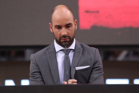 Την άμεση απόσυρση του κοστουμιού του Βασίλη Σπανούλη ανακοίνωσε η ΚΑΕ Ολυμπιακός