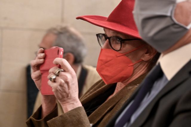 Με διπλή αφίσα της Ingeborg Beugel θα κυκλοφορήσει αύριο το Documento