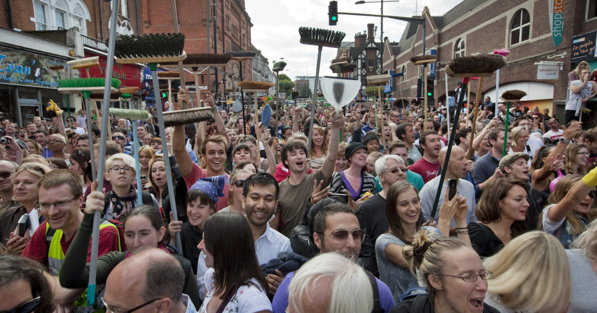Συνεχίστηκε σήμερα το πρωί το Block Party της Στέγης, χιλιάδες νέοι σκούπισαν ειρωνικά τους δρόμους του Νέου Κόσμου
