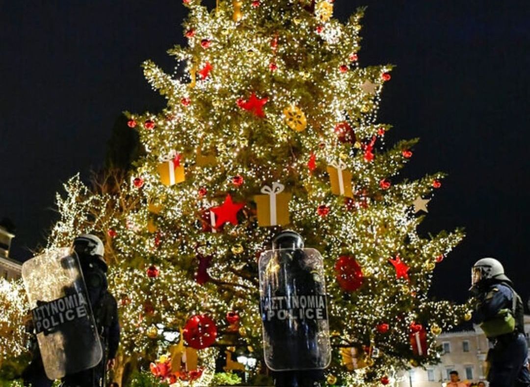Με άνδρες των ΜΑΤ αντί για φάτνη στόλισε και φέτος το χριστουγεννιάτικο δέντρο του ο δήμος Αθηναίων
