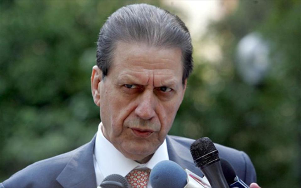 Εκστασιασμένος ο Βύρωνας Πολύδωρας, έφτιαξε το δικό του πυρονέφος της νύχτας σπίτι του