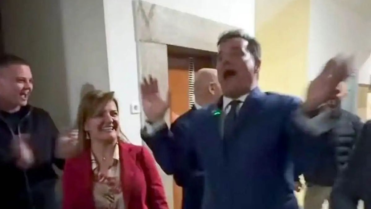 Επείγουσα γραμμή ψυχολογικής στήριξης στους πολίτες που είδαν τον Άδωνι Γεωργιάδη να τραγουδάει για τη ΔΑΠ ζητάνε οι ειδικοί